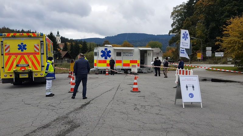 Pendleři čekali na bezplatné testování  na covid na bavorském přechodu i přes hodinu